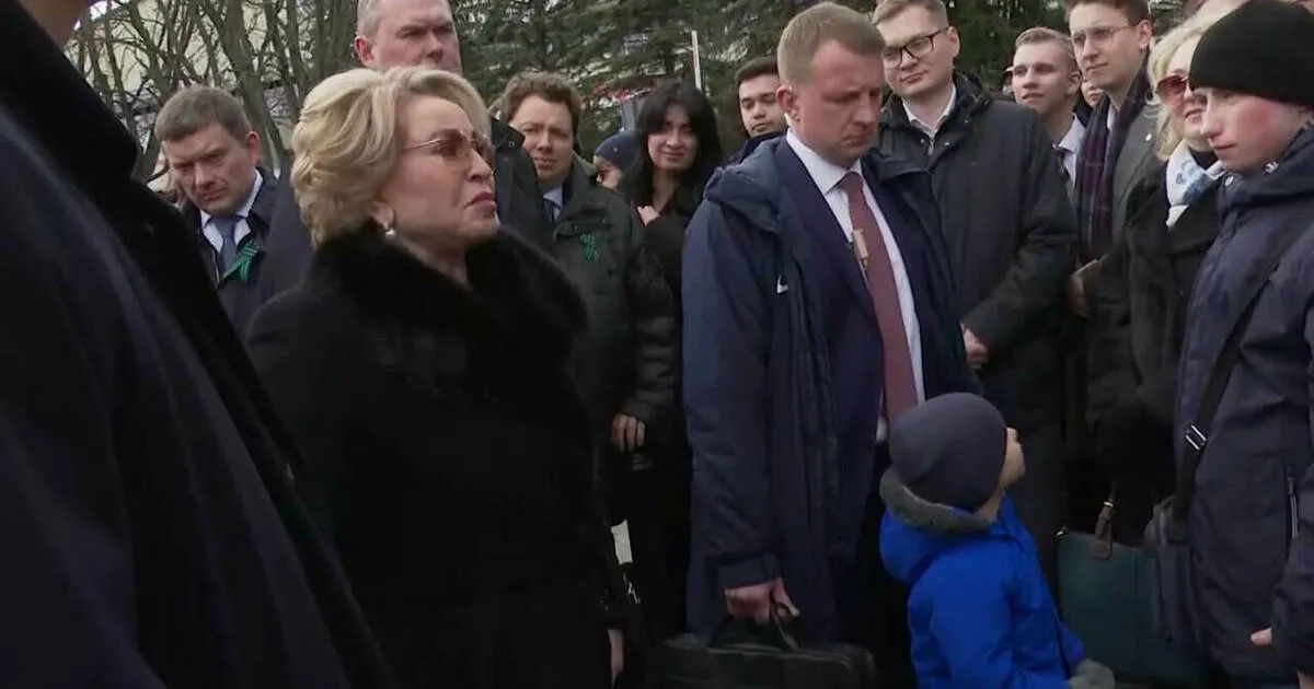 Матвиенко назвала Калининград одним из красивейших городов мира и напомнила о подвиге штурма Кёнигсберга Во время визита в регион председатель Совета Федерации Валентина Матвиенко поздравила калининградцев с новой памятной датой Она напомнила что 9 апреля включён в календарь воинской славы после обращения жителей области и поддержки губернатора По словам Матвиенко эта дата по праву связана с штурмом Кёнигсберга который советские войска взяли после тяжёлых боёв Именно 9 апреля тогда советские солдаты офицеры после штурма взяли Кёнигсберг который считался всегда неприступной крепостью сказала она Матвиенко подчеркнула что в этот день страна вспоминает тех кто погиб при освобождении города и отметила символичность того что выступает у мемориала 1 200 гвардейцам Спикер напомнила что после войны город фактически лежал в руинах Она отметила вклад первых переселенцев которые приехали сюда со всего Советского Союза чтобы восстановить разрушенные кварталы По словам Матвиенко британские бомбардировки 1944 года также оставили после себя большую часть жилой застройки уничтоженной Она назвала Калининград одним из красивейших городов Европы и мира и подчеркнула что он навсегда российский Матвиенко добавила что новый статус памятной даты станет поводом для молодёжи ещё больше интересоваться историей региона и гордиться ею