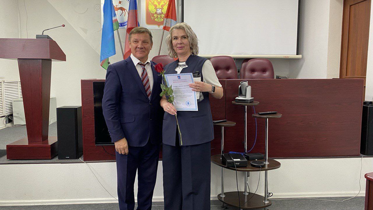 Поздравляем Сообщает председатель Алданской ТИК Виктория Мизина Планерное совещание состоявшееся в понедельник в администрации Алданского района завершилось торжественным моментом глава района Александр Шестопалов наградил сотрудников ряда организаций в связи с юбилейными датами а также за вклад в развитие муниципалитета и помощь землякам Почетными грамотами главы муниципального район отмечена и активная работа и большой личный вклад в организацию и проведение избирательных кампаний членов Алданской территориальной избирательной комиссии Людмилы Зыковой Анны Михайловой Татьяны Шаваревой Полины Бабарыко цикЯкутии новостиТИК