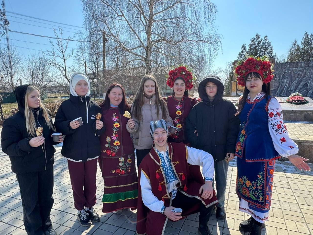 В Тавричанке прошли народные гулянья  Тавричанский и Марьяновский Дома культуры провели народные гуляния "Веселись, честной народ! Масленица к нам идет!"   Жители с удовольствием угощались вкусными блинами, пели и танцевали, наслаждаясь атмосферой праздника.   "Пусть блины, как солнца круг, соберут родных вокруг. Всем подарят счастья вкус и с души пусть снимут груз," — поделилась заведующая Тавричанским Домом культуры Ксения Харузевич.   Праздник получился ярким и запоминающимся!