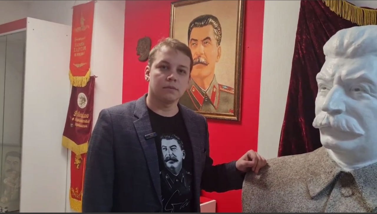 Основатель «Сталин-центра» и депутат АКЗС от партии «Коммунисты России» бийчанин Сергей Матасов пойдет под суд за мошенничество Следственным Комитетом РФ по Алтайскому краю завершено расследование уголовного дела в отношении Сергея Матасова мошенничество, совершенное в особо крупном размере . По данным следствия, в период 2021-2025 годов являясь заместителем председателя постоянного комитета Алтайского краевого Законодательного Собрания по правовой политике и местному самоуправлению, обвиняемый организовал фиктивное трудоустройство двух своих родственников на должности помощников депутатов. При этом он предоставлял в АКЗС и Министерство финансов региона подложные документы о выполнении ими трудовых функций. На самом же деле родственники никаких обязанностей не исполняли, а перечисленные им в качестве оплаты денежные средства передавали депутату. Таким образом, обвиняемый похитил из бюджета края не менее 3 миллионов 250 тысяч рублей, распорядившись ими по своему усмотрению. Преступление выявлено оперативными сотрудниками ФСБ России по Алтайскому краю. В ходе предварительного следствия собраны достаточные доказательства, в связи с чем уголовное дело с утвержденным прокурором обвинительным заключением направлено в суд для рассмотрения по существу, сообщает пресс-служба СК по Алтайскому краю. В Следственном Комитете также рассказали, что Матасова не лишали статуса депутата и все похищенные средства он вернул в ходе досудебного расследования.