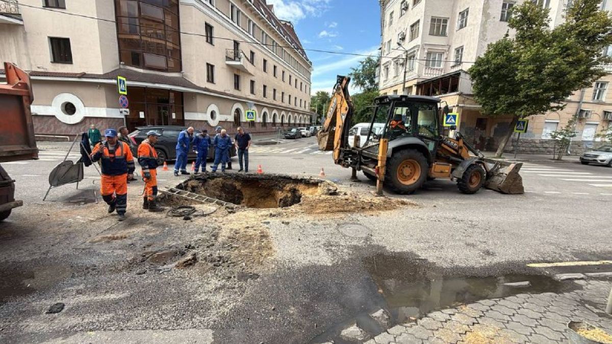 На месте коммунальной аварии в центре Воронежа завершили земельные работы     На месте повреждения участка коллектора на улице Орджоникидзе завершились земельные работы. Сейчас рабочие очищают трубопровод от грунта. После этого бригада приступит к ремонту.  ↗  Прислать новость   Подписаться