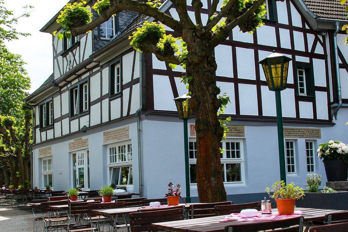 В немецком городе Бонне закрылся один из старейших трактиров в стране Шаумбургский двор Заведение просуществовало 270 лет в разное время в нем бывали Фридрих Ницше Александр фон Гумбольдт и Генрих Гейне В 1948 году в этом трактире заседал Парламентский совет при подготовке Основного закона ФРГ Шаумбургский двор объявил о банкротстве причиной которому стали последствия пандемии рост минимальной зарплаты и подорожание энергии Больше новостей в Daily News