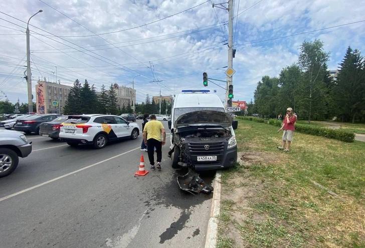 На Красном Пути скорая столкнулась с «Порше». В ДТП пострадали двое медиков, они ехали на вызов. ⏺Предварительно установлено, что медицинская ГАЗель двигалась с маячками и сиреной, столкновение произошло в районе перекрестка улиц 6-я Северная и Красный Путь. ⏺41-летний водитель «Порше» не пострадал, состояние фельдшеров, 24-летнего парня и 28-летней девушки, уточняется. Проводится проверка, ход которой контролирует прокуратура. По данным омской полиции ⏹