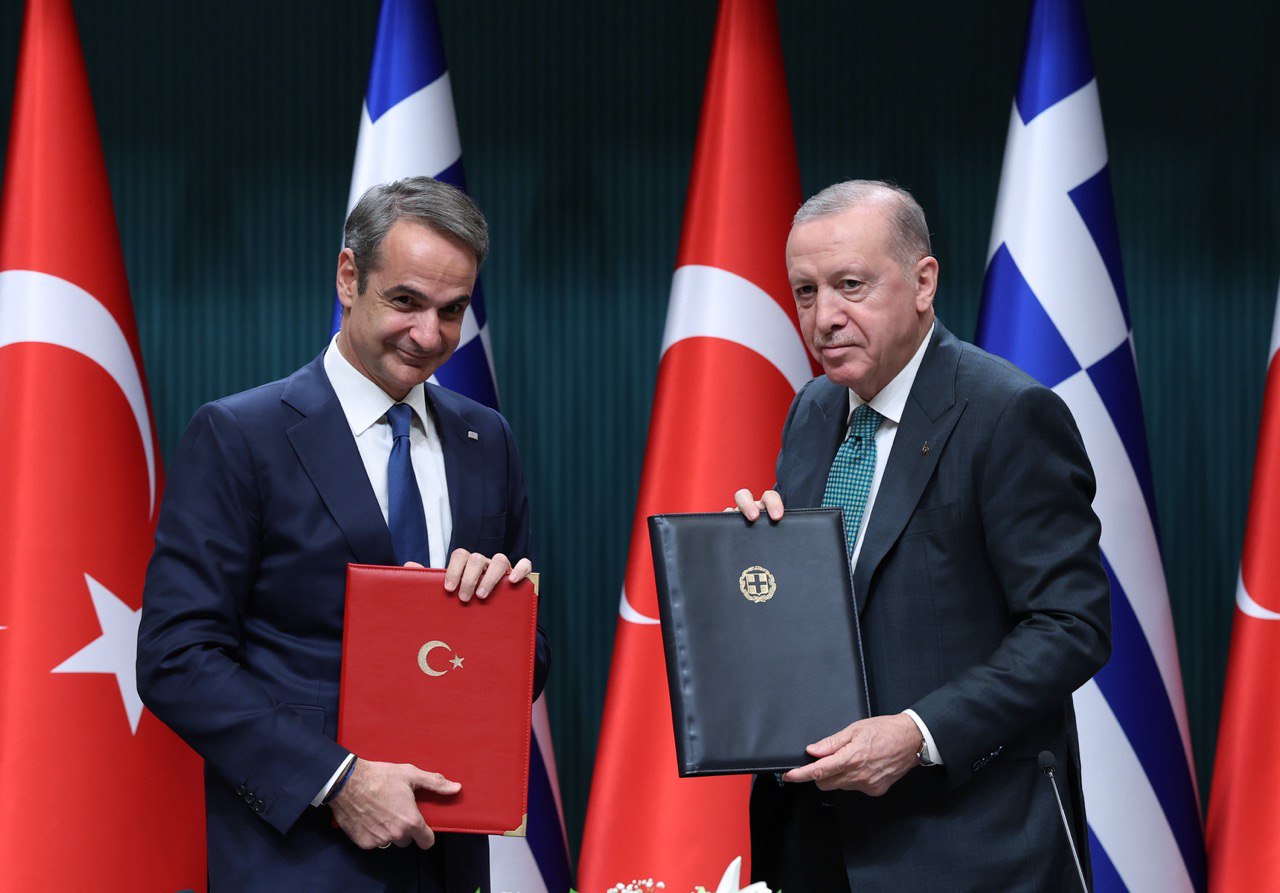 Турция и Греция подписали 7 соглашений Вчера в Анкаре после двухлетнего перерыва под председательством лидеров двух стран состоялось Заседание Совета стратегического сотрудничества высокого уровня Турция Греция По итогам переговоров президента Турецкой Республики Реджепа Тайипа Эрдогана и премьер министра Греции Кириакоса Мицотакиса между двумя странами были подписаны соглашения в различных сферах   Президент Эрдоган и премьер министр Мицотакис подписали Совместное заявление между Правительством Турецкой Республики и Правительством Греческой Республики   Меморандум о взаимопонимании по развитию сотрудничества в области инвестиций финансов и внешней торговли между двумя государствами   Меморандум о взаимопонимании по содействию запуску регулярных Ro Ro перевозок между портами Измира и Салоник   Меморандум о взаимопонимании по укреплению сотрудничества в рамках Организации Черноморского экономического сотрудничества   Меморандум о взаимопонимании пр расширению двустороннего сотрудничества в сфере подготовки к землетрясениям   Меморандум о взаимопонимании по сотрудничеству в области культуры   Совместное заявление о намерениях по сотрудничеству в области науки и технологий Будьте в курсе последних новостей с TRT на русском