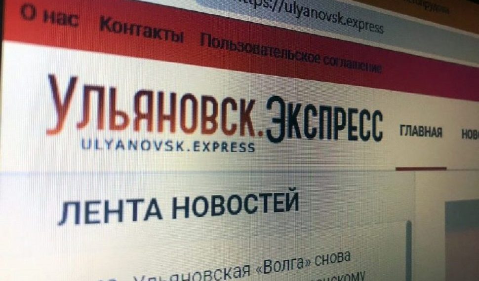 Сервис по поиску высокооплачиваемой работы SuperJob провел опрос среди экономически активного населения Ульяновска, включая родителей старшеклассников.   Результаты показали, что 55% горожан считают: преподаватели старших классов должны периодически сдавать ЕГЭ по своим предметам с публикацией результатов. «Это покажет их квалификацию» и будет «честно по отношению к детям», — комментируют они. Уровень поддержки идеи среди родителей учеников 10—11 классов еще выше — 64%.  19% респондентов против: «Есть курсы повышения квалификации, где нужно подтверждать статус. Не стоит ставить педагога и ученика в одинаковые условия»; «Зачем человеку лишние переживания, тем более, за их небольшую зарплату. Я вообще считаю, что ЕГЭ надо убрать»; «Тестирование — не показатель реальных знаний»; «Умение сдавать ЕГЭ и умение преподавать — разные вещи».  Еще 26% затруднились с ответом: «Может, и должны сдавать, но публично обнародовать — нет».  Интересно, что поддержка идеи зависит от демографических факторов:   Мужчины чаще женщин выступают за ЕГЭ для педагогов   Респонденты до 45 лет поддерживают инициативу активнее  56% , чем старшее поколение  52%    Чем выше доход, тем больше одобрения: среди зарабатывающих от 100 тыс. рублей «за» 65%, а среди тех, кто получает до 50 тыс. — 51%.   Как вам идея?  #СоюзРодителейВместе Прислать новость      Telegram    YouTube      Чат для общения: