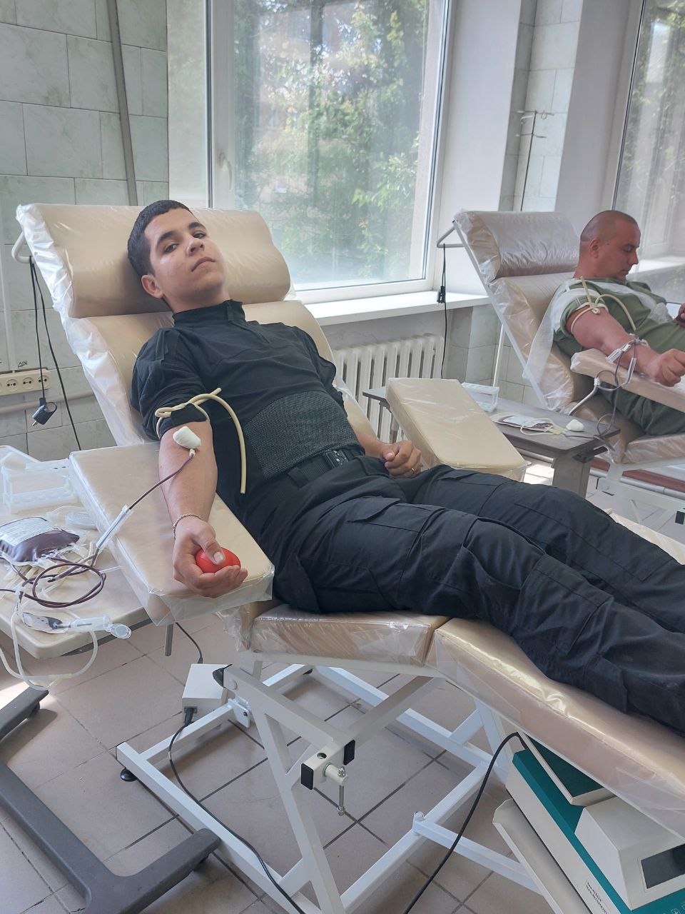 После удара дроном двум людям в Горловке срочно потребовалась донорская кровь. Доброволец студенческого спасательного отряда ВСКС АДИ ДонНТУ "Прометей" Николай Решетников оперативно откликнулся и сдал необходимую кровь!