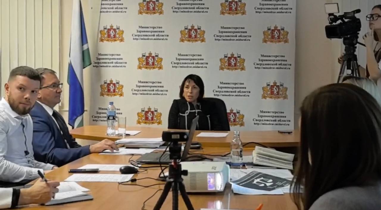 Учиться точно не стыдно заведующие уральских поликлиник поедут за лучшими практиками в другие регионы Замгубернатора министр здравоохранения региона Татьяна Савинова провела совещание с заведующими поликлиник Екатеринбурга Повод оптимизация работы   к дежурному врачу пациент должен попасть в день обращения   к узкому специалисту без прохождения терапевта   получить направление на анализы или оформить документы без врачебной консультации Нововведения уже внедрены в самой большой и новой поликлиники Академического района Мы сознательно взяли Екатеринбург как один из проблемных муниципалитетов по доступности записи Принципиальная задача найти внутренние резервы и правильно выстроить расписание В Академическом с этим справились за неделю взяли отдельного доктора который оформляет карты и выписывает анализы Для пациентов состоящих на диспансерном учете у узкого специалиста в электронной карте открыта запись напрямую к нужному по профилю врачу без прохождения терапевта Также Татьяна Савинова заявила что намерена отправить на обучение заведующих поликлиник в другие субъекты РФ где реализуются успешные медицинские практики Очень важна насмотренность надо ездить друг к другу в гости На следующей неделе я обсужу это с министром Башкортостана поскольку там очень неплохо многие процессы выстроены в поликлиниках Думаю часть заведующих съездят в другой субъект чтобы посмотреть полезные решения по повышению доступности мед помощи Учиться точно не стыдно учиться никогда не поздно наконец то поликлиники станут доступнее Подписаться на 4 канал Мы в MAX