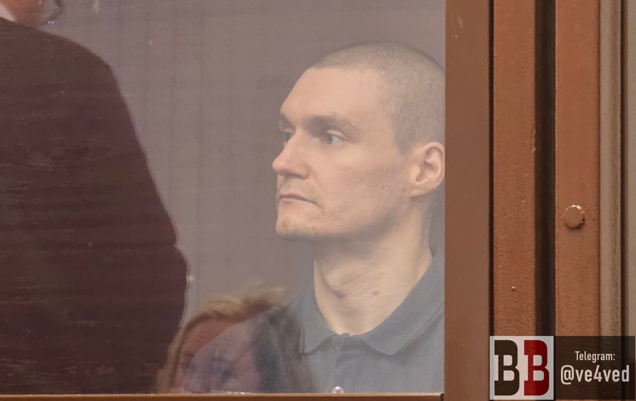 К 15 годам колонии приговорили жителя Первоуральска за поджог релейного шкафа по заданию запрещённого ЛСР Судья Центрального окружного военного суда Артём Макаров признал первоуральца Олега Подкорытова виновным по двум статьям УК РФ часть 2 статьи 205 5 участие в деятельности организации которая в соответствии с законодательством РФ признана террористической и части 1 статьи 205 УК совершение взрыва поджога или иных действий устрашающих население и создающих опасность гибели человека причинения значительного имущественного ущерба либо наступления иных тяжких последствий в целях дестабилизации деятельности органов власти Первые 5 лет Подкорытов должен провести в тюрьме оставшиеся 10 в колонии строгого режима Гособвинение запрашивало для Подкорытова 23 года лишения свободы но судья назначил меньший срок поскольку переквалифицировал второй эпизод в деле с части 2 статьи 205 на часть 1 той же статьи Суд посчитал недоказанным то что теракт был совершён в составе организованной группы В августе 2024 года Подкорытов поджёг релейный шкаф на перегоне Первоуральск Подволошная Спустя месяц его задержали на пограничном пункте Верхний Ларс при попытке выехать в Грузию Сам Подкорытов заявлял что поехал в Грузию на отдых но следствие посчитало что он выезжал за границу с целью вступить в ЛСР В телефоне у него обнаружили переписку с кураторами личности которых следствию установить не удалось Фото Максим Ефремов Легион Свобода России признан в России террористической организацией и запрещён Телеграм канал ve4ved Поддержать Подписаться Прислать новость 18