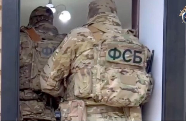 На Ставрополье задержали троих членов ячейки экстремистов «По данным следствия, с декабря 2022 года по июнь 2023 года религиозный деятель аула Кок-Бас Нефтекумского округа создал на территории населенного пункта ячейку запрещенной на территории РФ международной экстремистской организации», - говорится в сообщении. Он пропагандировал исключительность и превосходство идеологии экстремистского движения, распространяя среди населения радикальные взгляды и идеи. В созданную организацию вступило еще двое мужчин, которые также занимались пропагандой и участвовали в проводимых ячейкой мероприятиях экстремистской направленности, уточнили в СКР. Правоохранители выявили ячейку и задержали ее участников на территории различных регионов страны, в том числе Ростовской области и Красноярского края. Об этом сообщает СКР по региону. Южная служба новостей