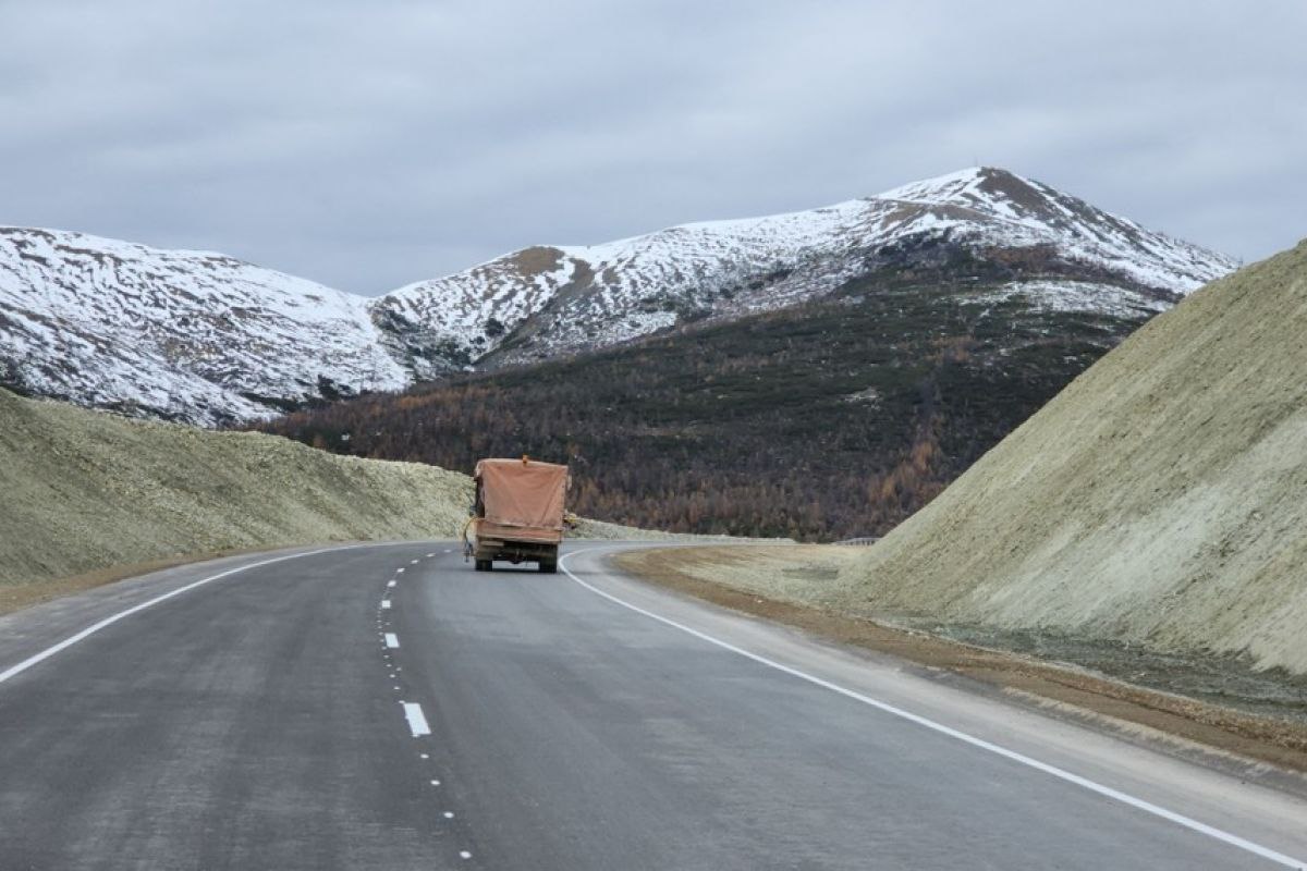 В Магаданской области реализуют мероприятия партийного проекта Безопасные дороги Координатором партийного проекта Безопасные дороги в регионе является председатель Магаданской городской Думы Сергей Смирнов который отмечает что системная работа по развитию дорожной сети напрямую влияет на безопасность движения устойчивость транспортного сообщения и качество жизни колымчан   vmagadanpress com в магаданской области реализуют меро
