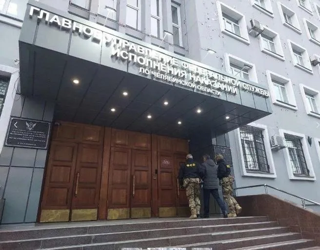 74 RU Новости Челябинска Новые уголовные дела завели в отношении задержанных руководителей челябинского ГУФСИН Это первый замначальника управления ГУФСИН области Сергей Бульчук и начальник отдела собственной безопасности Олег Мохов По данным источника news 74ru они покровительствовали директору ООО Уралспецпошив Николаю Веренчуку На него также завели уголовное дело По материалам дела с 2018 по 2025 год Бульчук и Мохов оказывали покровительство Веренчуку в продвижении деятельности его компании Как полагает следствие сообщники в том числе использовали производственные мощности и осужденных для личного обогащения за свои действия от Веренчука сотрудники ФСИН получили взятки в виде имущества Дела возбуждены за получение взятки в значительном размере дачу взятки и посредничество во взяточничестве подробнее на канале 74 RU Новости Челябинска