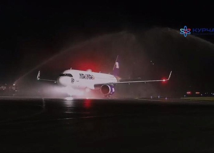 В Челябинске встретили водной аркой первый чартер Air Cairo  Челябинский аэропорт имени Курчатова принял первый чартерный рейс из Египта от новой авиакомпании Air Cairo. По традиции самолет нового партнера встретили водяной аркой.  Лайнеры компании свяжут южноуральскую столицу и туристический город Египта – Шарм-эш-Шейх. Отправиться на нем к морю челябинцы смогут каждые 10–11 дней.  – Авиакомпания обслуживает маршрут в рамках чартерных перевозок, – прокомментировали в аэропорту.  Билеты на рейс нового авиаперевозчика продаются в составе туристических путевок.          Голосовать за канал