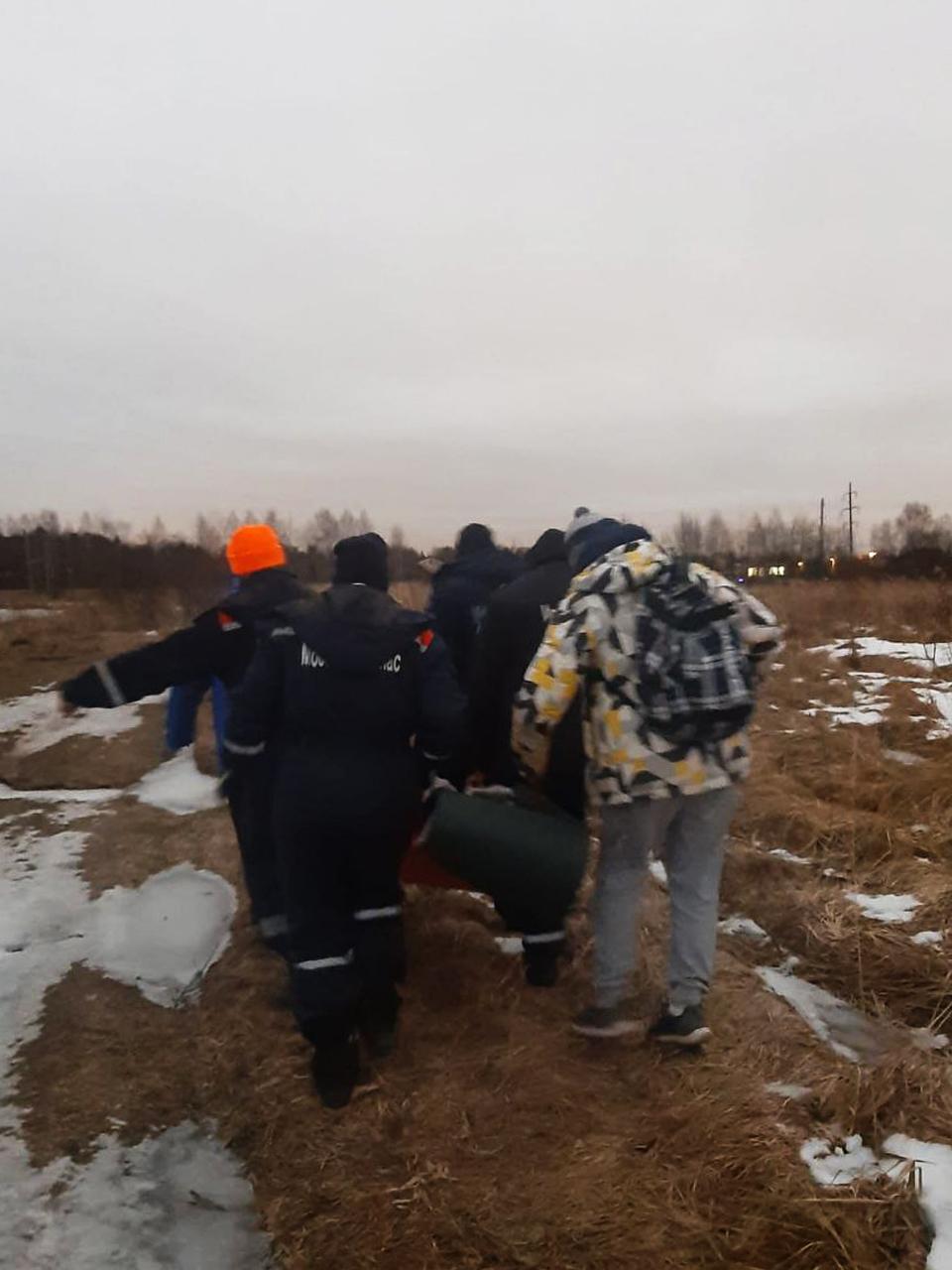 В Одинцовском округе сотрудники «Мособлпожспаса» и медики скорой помощи помогли мужчине, который поскользнулся и упал в поле, повредил ногу и не мог сам подняться.  В службу «112» позвонил сам пострадавший. Он рассказал, что сокращал путь до дома в СНТ «Раменка-2» через поле, но поскользнулся на обледеневшем участке земли и не смог самостоятельно подняться из-за сильной боли.  Прибыв на место, спасатели поняли, что на автомобиле здесь не проехать. Вместе с медиками скорой помощи они пешком отправились на поиски пострадавшего — нашли в полутора километрах от дороги.   Спасатели помогли медикам иммобилизовать повреждённую ногу 60-летнего мужчины с помощью шины и на носилках донесли пострадавшего до машины скорой. Мужчину госпитализировали.