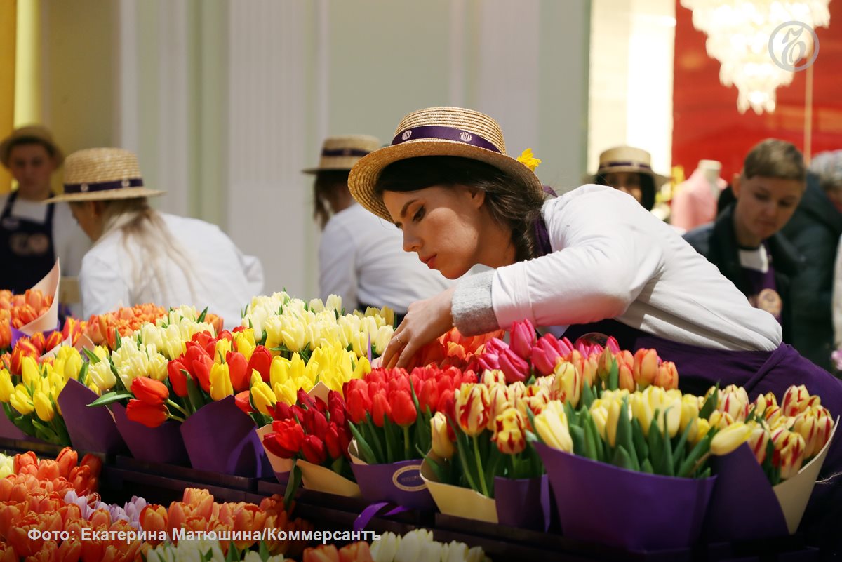 За 11 месяцев 2025 года число покупок цветов в рознице выросло на 9 год к году следует из данных Чек Индекса Одним из основных ежегодных драйверов продаж является период перед началом учебного года Но в этом году по его оценке впервые спрос на цветы ко Дню матери превысил реализацию такой продукции к 1 сентября отмечает управляющий центра Panin Plants Владимир Панин Оживление может быть продиктовано в том числе замещением импортных цветов продукцией российских производителей за год их доля увеличилась вдвое Наиболее активно растет предложение российских роз прежде всего в средневысоком сегменте который раньше считался полностью импортозависимым Ъузнал