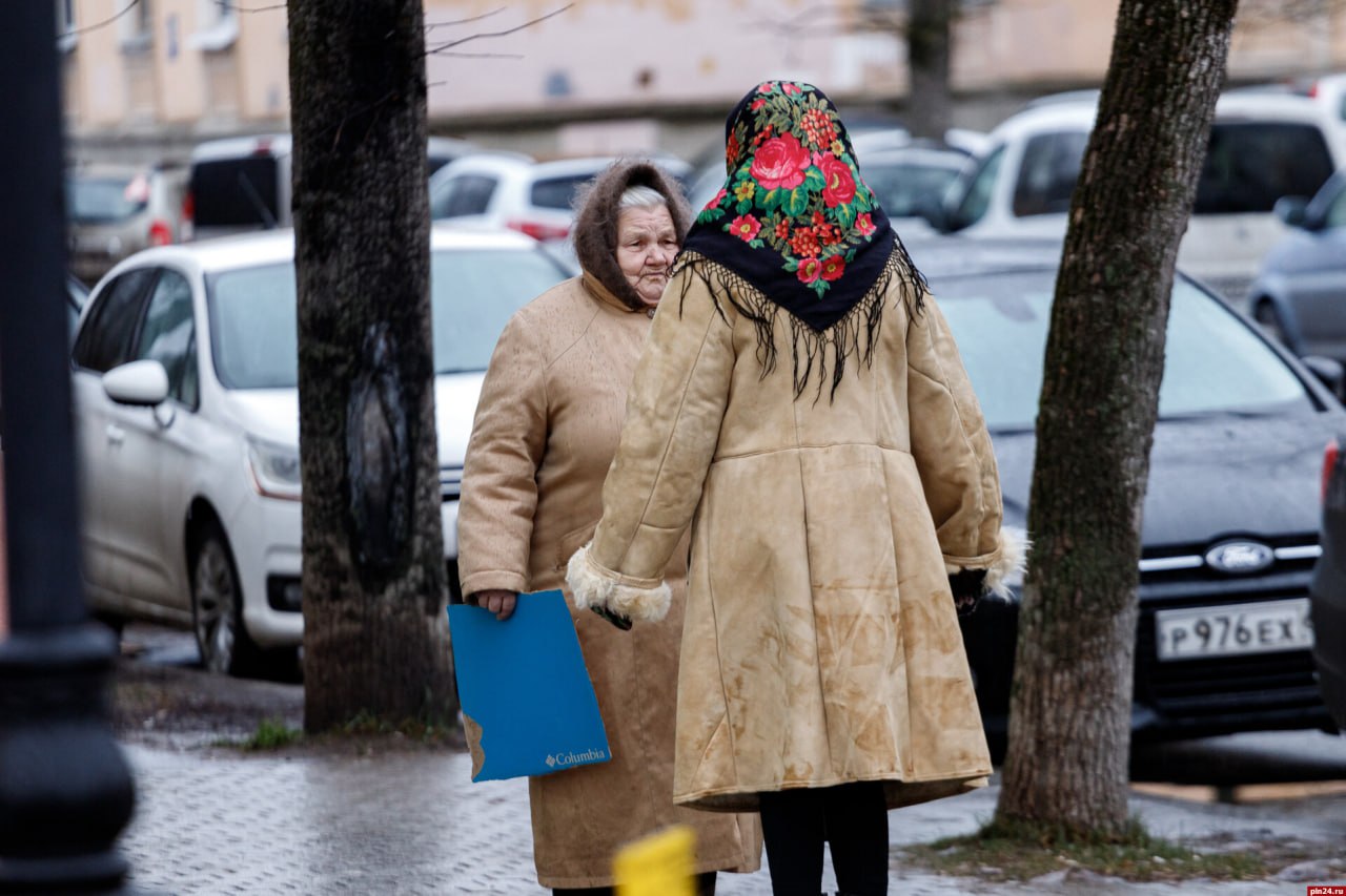 Россия на 47 м месте в мире по доле пожилого населения В России доля граждан старше 65 лет составляет 16 46 страна заняла 47 е место в рейтинге самых пожилых стран мира подготовленном РИА Новости ко Дню бабушек и дедушек Больше всего пожилых людей живёт в 1   Монако 36 2 2   Японии 29 3 3   Италии 24 5 А самые молодые страны Катар ОАЭ и Замбия меньше 2 жителей старше 65 лет В соседней Белоруссии пожилых немного больше 17 2
