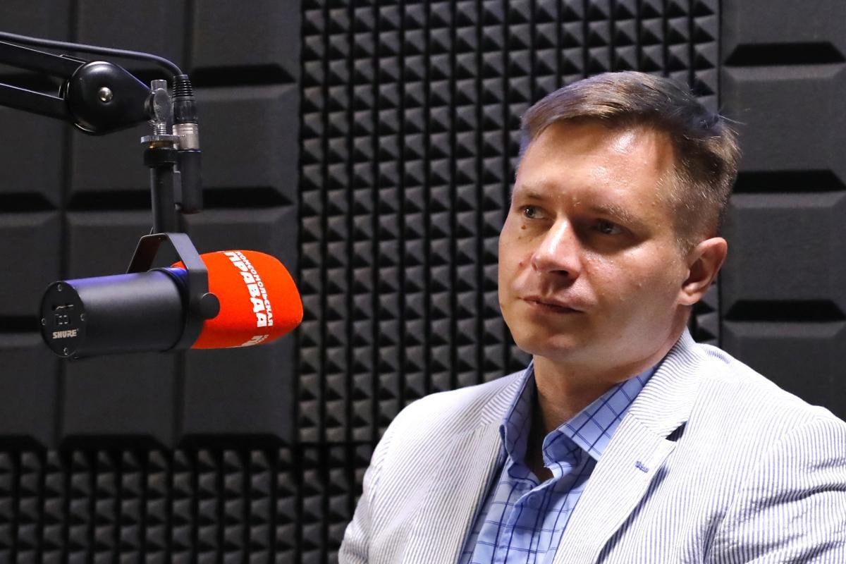 У НГЛУ им Добролюбова новый ректор на эту должность утвердили 44 летнего Никиту Авралева С октября 2024 года он был и о ректора С 2019 по 2024 год университет возглавляла Жанна Никонова Зимой этого года она оказалась под следствием по делу о превышении полномочий Никита Авралев в 2003 году окончил ННГУ им Лобачевского по специальности Политология В 2021 году магистратуру по направлению Государственное и муниципальное управление Доцент кандидат политических наук С апреля 2023 года был проректором по стратегическому развитию в ННГУ им Лобачевского ПРАВДА в вашей ленте