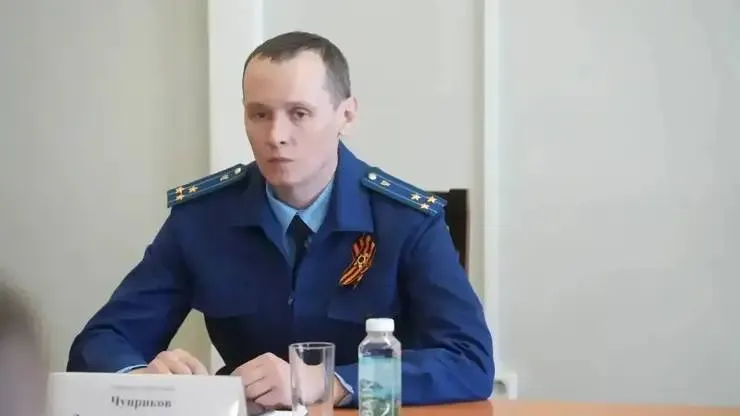 Денис Чуприков назначен новым прокурором Красноярска В Красноярске официально представлен новый прокурор города старший советник юстиции Денис Александрович Чуприков Его назначил Генеральный прокурор России а сегодня прокурор края Роман Тютюник официально представил нового руководителя представителям мэрии полиции и других структур Чуприков окончил СФУ по специальности Юриспруденция Он служит в органах прокуратуры края с 2010 года За это время прошёл профессиональный путь от помощника прокурора до прокурора района С мая 2024 года возглавлял прокуратуру Советского района Красноярска Фото Прокуратура Красноярского края Телеграм   Подписаться на sibnovosti ru предложить новость