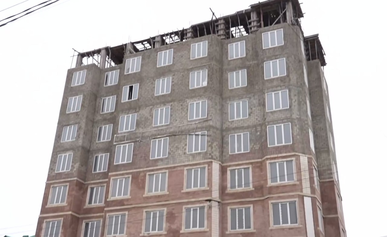 Суд обязал снести недостроенную многоэтажку в Махачкале Ленинский районный суд Махачкалы удовлетворил иск администрации города и постановил снести многоквартирный дом в столице Дагестана по адресу проспект Амет Хана Султана 9 Здание было признано самовольной постройкой возведённой с грубыми нарушениями градостроительного законодательства В ходе судебного разбирательства установлено что объект не соответствует действующим строительным нормам и правилам в том числе нормам противопожарной безопасности Заключение государственной экспертизы подтвердило что дом представляет реальную угрозу жизни и здоровью людей Работа по выявлению и пресечению незаконного строительства ведётся по поручению главы города Джамбулата Салавова После вступления решения суда в силу администрация получит исполнительный лист и направит его в службу судебных приставов для организации принудительного сноса