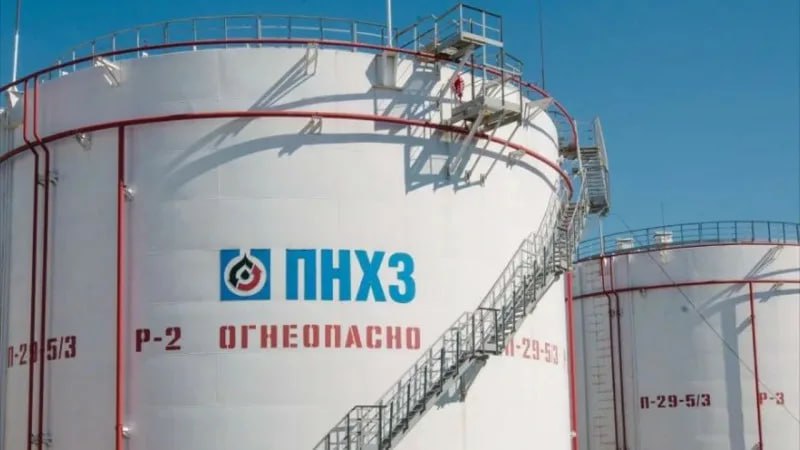 Один из трёх казахстанских НПЗ остановили на ремонт На Павлодарском нефтехимическом заводе ПНХЗ 18 июня начали плановый ремонт. В рамках ремонта проведут технические экспертизы оборудования, которое работает под давлением, и проверят более 930 трубопроводов общей длиной 141,8 тыс. погонных метров. Работы будут проводить чуть больше тысячи человек с применением 107 единиц спецтехники. На время ремонта отгрузку нефтепродуктов с ПНХЗ будут вести из сформированных ранее запасов. Сейчас в резервуарах есть 35 тысяч тонн бензина, 45 тысяч тонн дизельного топлива и 14 тысяч тонн авиакеросина.