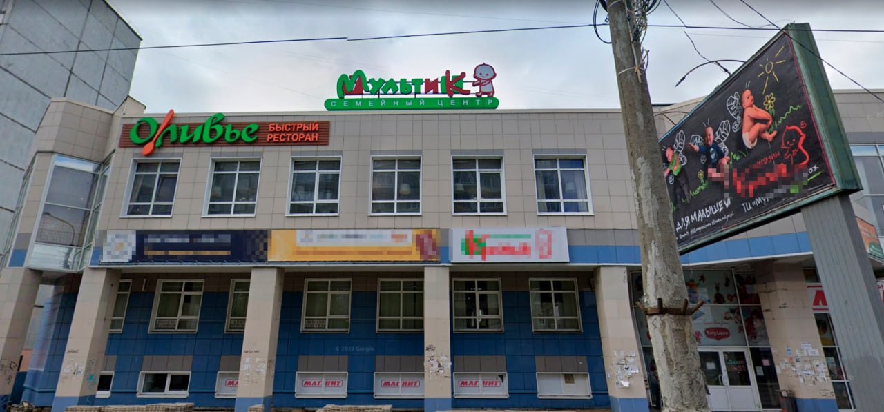 Роспотребнадзор нашёл множественные нарушения в архангельском Оливье Ресторан быстрого питания закрыт до рассмотрения дела судом Напомним в минувшую пятницу теперь уже восемь изначально было семь ребят 15 16 лет из хоккейной команды из Свердловской области были госпитализированы в больницу с симптомами острой кишечной инфекции Все отравившиеся ходили в ресторан быстрого питания Оливье на улице Тимме в Архангельске По факту оказания услуг не отвечающих требованиям безопасности было возбуждено уголовное дело в точку общепита также наведался Роспотребнадзор Специалисты провел отбор пробы пищевой продукции питьевой воды смывов с объектов окружающей среды результаты в работе Были также выявлены многочисленные нарушения санитарного законодательства и законодательства в сфере технического регулирования С целью предотвращения непосредственной угрозы жизни и здоровью граждан а также угрозы возникновения и распространения инфекционных заболеваний в результате осуществления деятельности по оказанию услуг общественного питания с нарушением требований законодательства в области обеспечения санитарно эпидемиологического благополучия населения 23 01 2026 была применена мера обеспечения производства по делу об административном правонарушении в виде временного запрета деятельности по оказанию услуг в ресторане быстрого питания Оливье до рассмотрения дела судом В ведомстве также уточнили что у всех заболевших ребят в клиническом материале была обнаружена РНК норовируса 2 типа