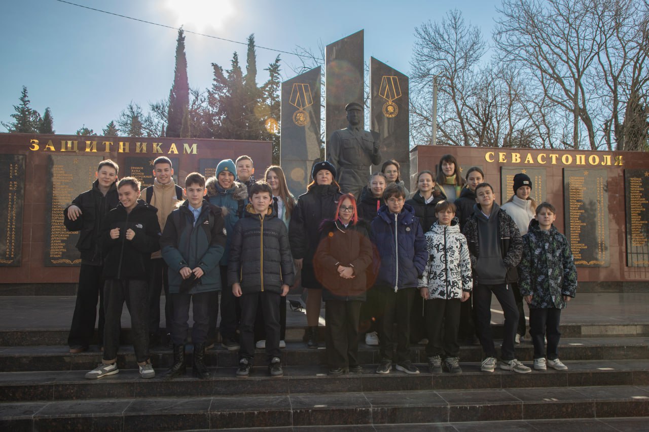 Патриотическое воспитание молодежи – одна из важнейших задач полиции!  Сотрудники подразделения по делам несовершеннолетних ОМВД России по Гагаринскому району организовали экскурсию в Народный музей Севастопольской полиции  милиции  им. М.С. Казакевича для учащихся шестых классов школы № 23.    Начальник культурного центра УМВД России по г. Севастополю майор внутренней службы Андрей Кунчий рассказал школьникам об истории создания и развития ведомства в нашем городе, героизме сотрудников советской милиции в годы Великой Отечественной войны и их борьбе с бандитизмом в послевоенные годы.   Особенно ребят заинтересовали фотографии, записи и наградные знаки, представленные в витринах музея. Они задавали вопросы и интересовались каждой эпохой севастопольских органов внутренних дел.