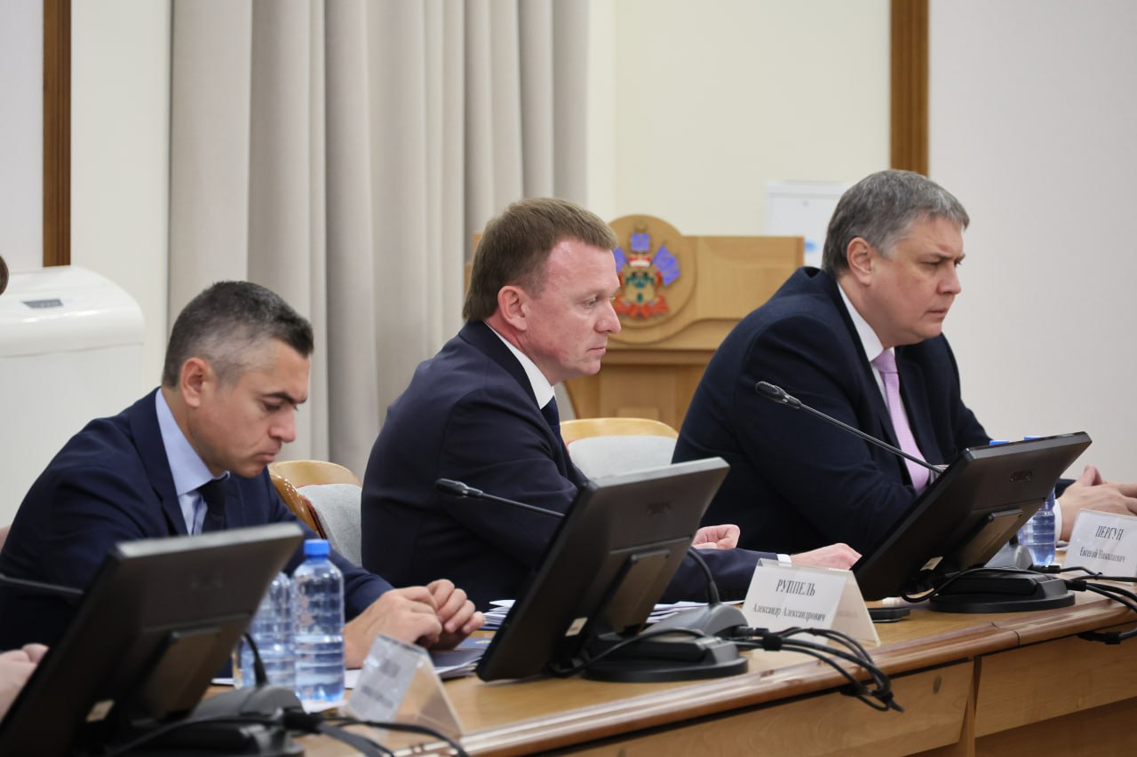 Вениамин Кондратьев: В 2025 году города и районы края получат 11,6 миллиарда рублей на ремонт и строительство дорог Об этом губернатор сообщил на совещании по вопросу состояния и развития сети автомобильных дорог Краснодарского края. – Дороги – одна из основных тем обращений жителей. С начала этого года в мой адрес поступило 914 вопросов, связанных с качеством дорог в Краснодаре, Сочи, Анапе, Новороссийске. Количество жалоб сократилось по сравнению с прошлым годом, но мы должны продолжать уменьшать их число. Жители просят обустроить дороги к детским садам, школам и больницам, провести освещение тротуаров. Необходимо подходить к этим вопросам, исходя из пожеланий людей. Для решения проблемы в этом году из краевого бюджета направим муниципалитетам 11,6 миллиарда рублей субсидий, – сказал Вениамин Кондратьев.