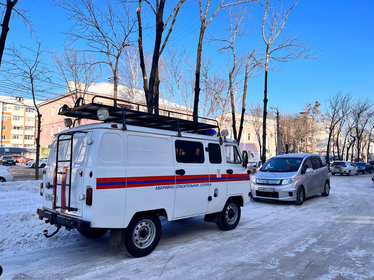 Без признаков жизни обнаружен биробиджанец в собственной квартире  В МЧС обратился местный житель и сообщил, что его отец не вышел на работу, а автомобиль мужчины был припаркован.  Мужчина не открывал дверь и не отвечал на телефон. Поэтому сотрудники МЧС решили вскрывать входную дверь.  Мужчина был обнаружен без признаков жизни.    — очень жаль;   — соболезнуем...   — что произошло?  Поддержать Биробиджан: проголосовать