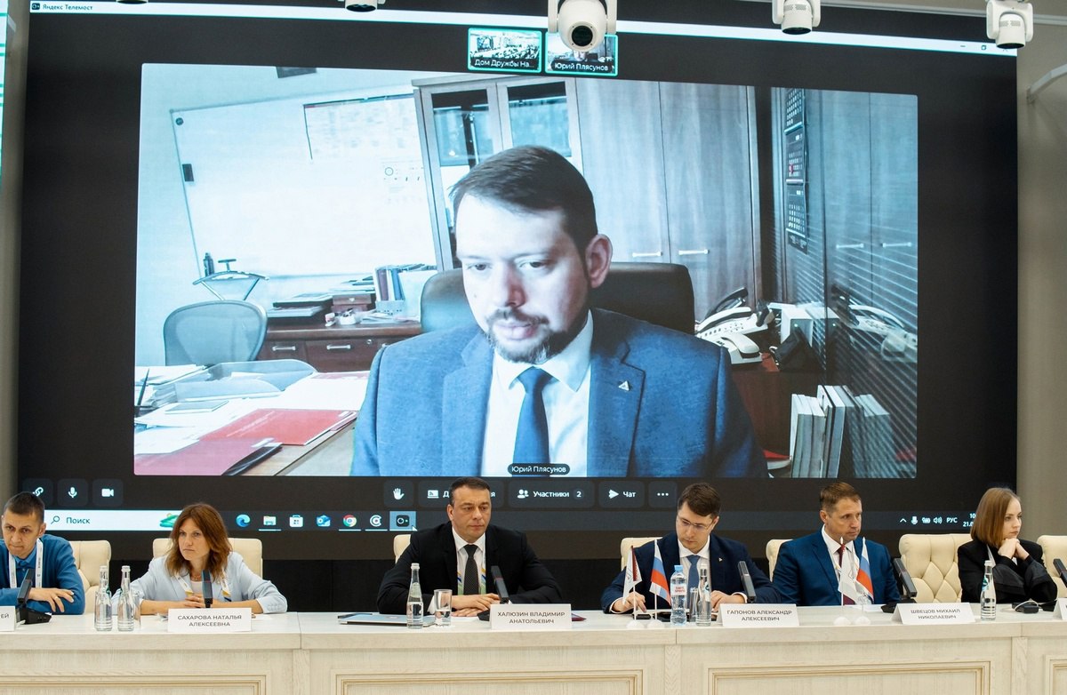 Отечественные печатные платы станут обязательными с 2028 года Об этом заявил на открывшейся сегодня в Йошкар-Оле I Всероссийской научно-практической конференции по печатным платам директор Департамента радиоэлектронной промышленности Минпромторга России Юрий Плясунов. «Отечественные печатные платы перейдут в обязательный режим ориентировочно в 2028 году», привел его словам в своем отчете генеральный партнер мероприятия – компания «Технотех». В Минпромторге ожидают, что это откроет новые возможности для российских производителей химии и материалов. Стимулировать переход на отечественные платы в ведомстве будут через ужесточение требований к стране происхождения радиоэлектронной продукции ПП №719 и бальную систему. Чиновник рассказал, что сейчас российские производители закрывают лишь 20% внутреннего спроса на печатные платы. В 2027 г. министерство ожидает запуска нескольких производств, что сможет кратно увеличить объемы выпуска печатных плат. «Это позволит удовлетворить спрос на отечественную продукцию уже на 50%», — заявил представитель Минпромторга. Фото: МарГУ #Микроэлектроника Отдать голос за