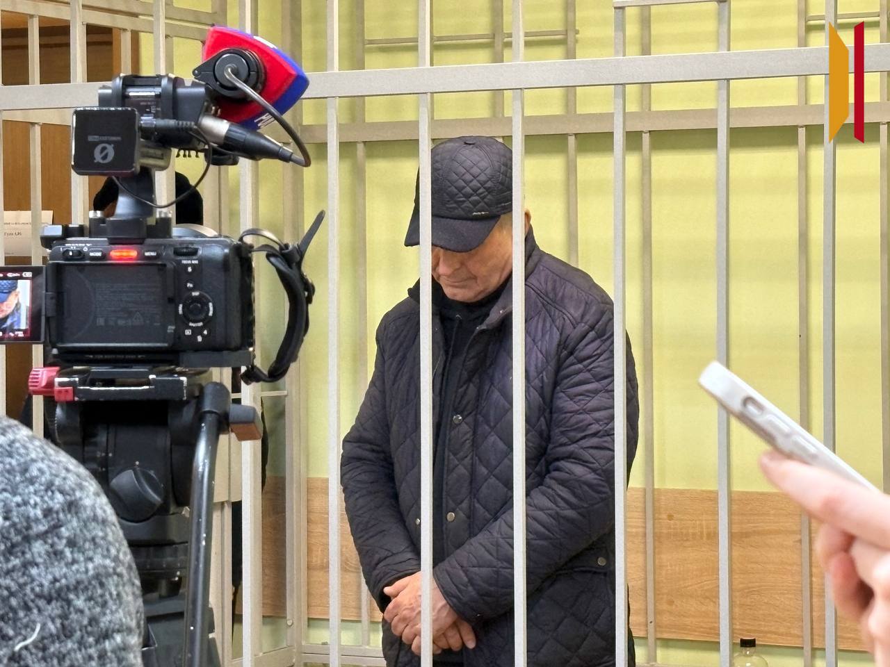 Адвоката Жеребятьева отправили под домашний арест до 2 февраля Мужчину силовики задержали накануне за преступление совершенное менее года назад По информации нашего источника адвокат взял деньги с клиента пообещав передать их в правоохранительные органы для решения вопроса но деньги до получателя не дошли Жеребятьев признал свою вину Адвокат обвиняемого просил о более мягкой мере запрете определенных действий Сам обвиняемый рассказал что у него в работе находятся два больших дела и под домашним арестом он не сможет их никому передать Подписывайтесь на канал РИА Воронеж в Max