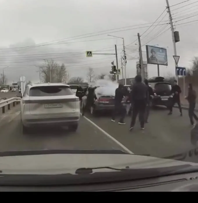 На Трактовой сегодня была заварушка со стрельбой На видео попало как в районе Узловой прямо на дороге толпа мужчин подбегает к машине и начинается разборка Полиция разбирается что произошло Видео по ссылке