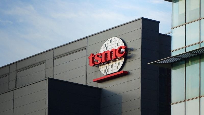 На волне ажиотажа вокруг ИИ выручка TSMC в ноябре подскочила на 34 %  Тайваньский контрактный производитель чипов TSMC уже отчитался об итогах ноября в денежных показателях. Выручка компании увеличилась год к году на 34 % до $8,5 млрд, хотя последовательно она снизилась на 12,2 %. Всего с начала года TSMC смогла увеличить выручку на 31,8 % до $80,6 млрд.