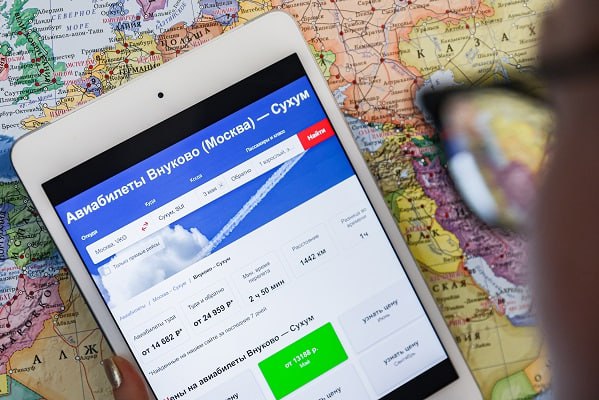 Эксперт рассказал о привычке россиян оплачивать отдых в последний момент Они принимают окончательное решение о поездке когда у них накопится достаточно денег Высокие цены на перелёты и гостиницы также заставляют граждан откладывать бронирование Такое мнение в эфире радиостанции Говорит Москва выразил президент Общенационального союза индустрии гостеприимства Алексей Волков Смещается потребительская привычка сегодня наших туристов к тому что всё чаще покупают в последний момент Получилось накопить деньги день сохранились можно поехать в поездку С другой стороны сегодня достаточно высокие колебания по стоимости перелётов И те туристы которые не приняли решение летом купить на зиму какую нибудь поездку стараются какие то деньги откладывать либо принять решение уже по факту И как правило жалуются на то что всё дорого и перелёты дорого и гостиницы дорого поэтому не пользуются ранним бронированием   govoritmoskva ru news 479150