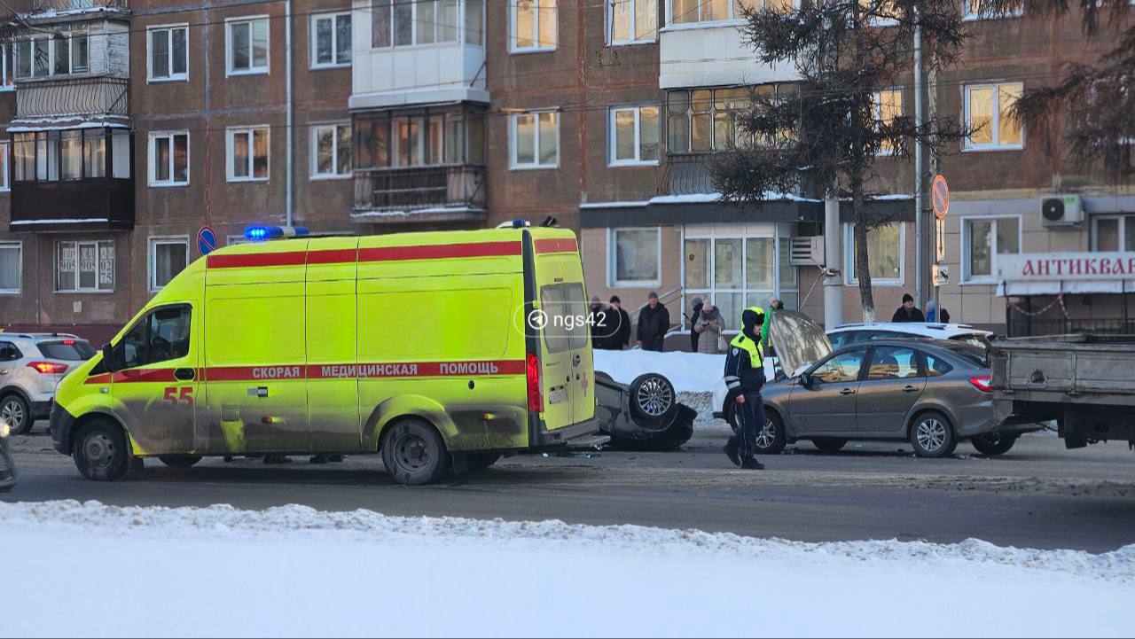 1  2  3  4  5   В Кемерове у дома 125 по Красноармейской произошла авария. Одна из машин перевернулась. Из-за этого образовалась пробка.  — Долго не могли вытащить [пострадавшего]. Но все нормально со всеми, — пишет нам подписчик  .