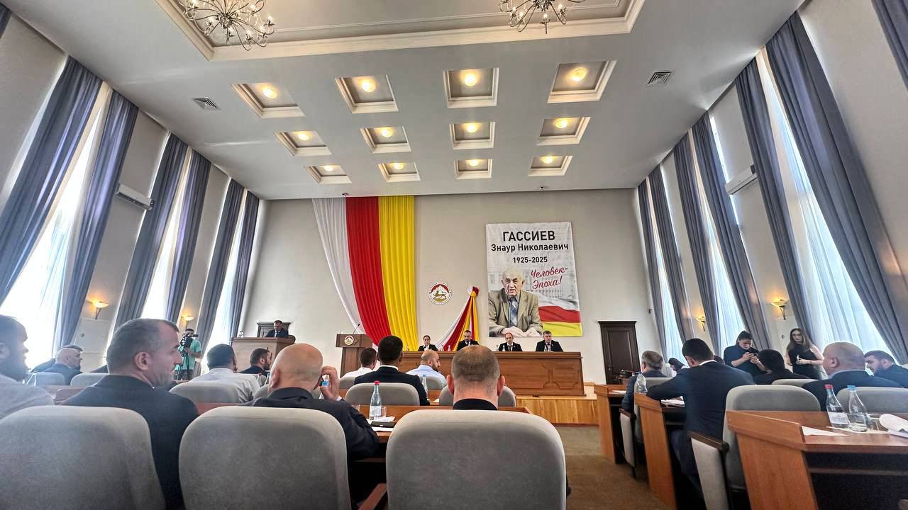 Парламент Южной Осетии рассматривает Отчет правительства за 2024 год, в заседании сессии принимает участие президент Алан Гаглоев. Депутаты также рассмотрят вопрос об объявлении амнистии по случаю юбилея Великой Победы. Также парламентарии рассмотрят на заседании сессии вопросы социальной сферы, налогового кодекса, вопрос о Национальном банке Южной Осетии, о летних каникулах депутатов и другие. ИА РЕС