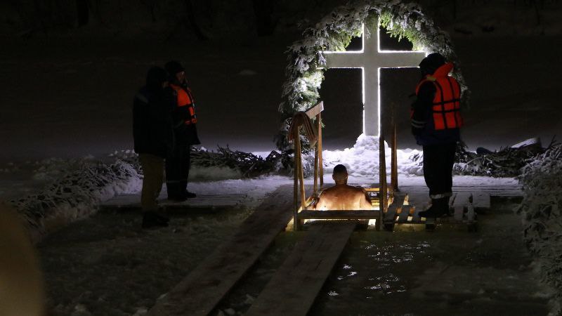 В РПЦ раскритиковали попытки «коммерциализации» крещенских купаний. Так в церкви отреагировали на продажу билетов в платные купели категории «комфорт-плюс». В одной из них, например, клиентам предлагают окунание в воду под пение казачьего хора, праздничный молебен и колокольный звон, а также угощение баранками и согревающими напитками.  Руководитель отдела по внешним коммуникациям РПЦ Вахтанг Кипшидзе, комментируя такие предложения, отметил, что если VIP-Крещение организуется на частной территории, то запретить его нельзя. Однако «это никоим образом не повлияет на самый главный элемент, который является бесплатным, а именно веру человека». Грехи, по его словам, смываются не водой из комфортабельных купелей, а покаянием.   «Конечно, доведённая до абсурда коммертизация церковного праздника никакой духовной пользы принести не может», - утверждает представитель РПЦ.