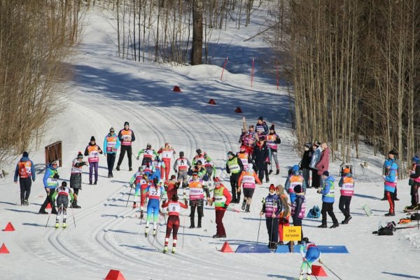 Расписание VII этапа Кубка России по лыжным гонкам в Коми Республика Коми готовится принять VII этап Кубка России по лыжным гонкам с 23 по 25 января 2026 года сообщает Республиканский лыжный комплекс им Раисы Сметаниной и делится расписанием соревнований Зрителей и болельщиков ждет включение онлайн трансляций на канале МАТЧ ТВ которые принесут массу положительных эмоций но лучше приехать и увидеть борьбу сильнейших лыжников своими глазами ведь во все дни соревнований для гостей и болельщиков запланирована культурная программа работа торговых рядов полевая кухня и конечно возможность от души болеть за спортсменов на трибунах и на трассе подчеркивают в РЛК komiinform ru news 289835