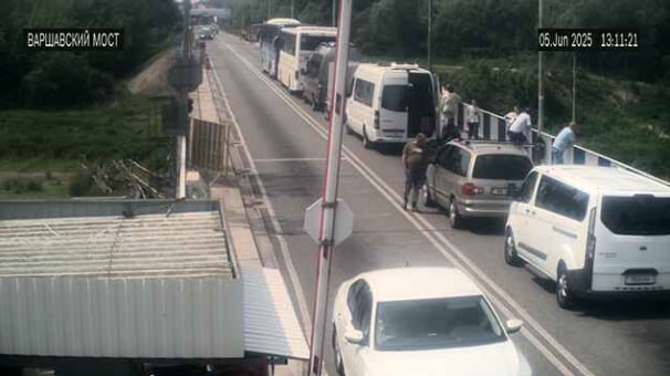 Польша прекратила принимать автобусы на границе с Беларусью С 10 утра 5 июня польская сторона приостановила запуск автобусов на КПП "Тересполь – Брест", сообщили в Погранкомитете Беларуси. "На данный момент уже более трех часов выезда в Польшу ожидают четыре автобуса, оформленных белорусской стороной. О причинах произошедшего в адрес белорусской стороны официальной информации не поступало", – уточнили в комитете. Всего в очереди на выезд из Беларуси в Польшу стоят 55 автобусов и 1 555 легковушек.
