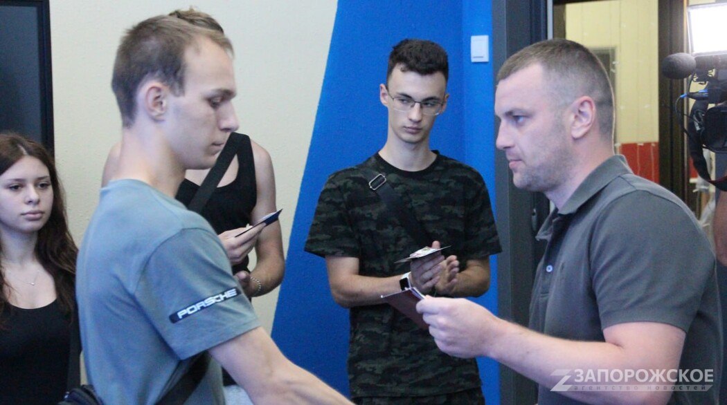 Министр спорта вручил первые значки за сдачу нормативов ГТО в Запорожской области   «Сегодня у нас прошло торжественное вручение первых семи значков за успешное выполнение нормативов ГТО в Запорожской области. Значки получили выпускники школы № 15 города Мелитополь. Сдача нормативов и получение знака отличия ГТО дает ребятам возможность получить дополнительные баллы при поступлении в вузы, а также способствует развитию физической культуры и воспитанию характера», — отметил министр спорта и туризма Запорожской области Константин Зайцев.  Сдача нормативов велась по нескольким дисциплинам:   бег на короткую дистанцию — 60 м;  бег на полтора километра;  упражнения на растяжку;  сгибание и разгибание туловища на скамье;  подтягивание;  отжимание;  метание снаряда.     , VK и ОК и читайте новости на нашем сайте