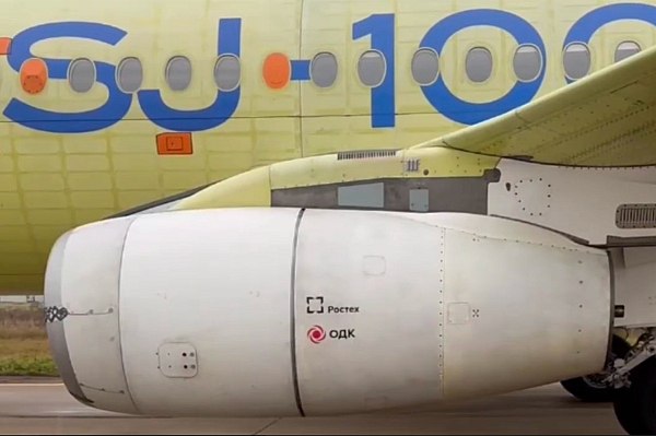 На самолете SJ 100 впервые был испытан режим реверса двигателей ПД 8 В Жуковском на самолете SJ 100 серийный номер 97003 впервые был испытан режим реверса двигателей ПД 8 разработки ОДК Ростеха В ходе испытаний изучалась работа реверсивного устройства при различных конфигурациях механизации крыла Об этом сообщает AVIA RU Как напоминают в ОАК режим реверса это технология направления тяги в сторону противоположную движению самолета для его торможения Все современные лайнеры используют этот режим для снижения скорости и остановки на взлетно посадочной полосе В ОАК отмечают что роведенные испытания подтвердили эффективность системы реверса двигателей aviaru net n289273