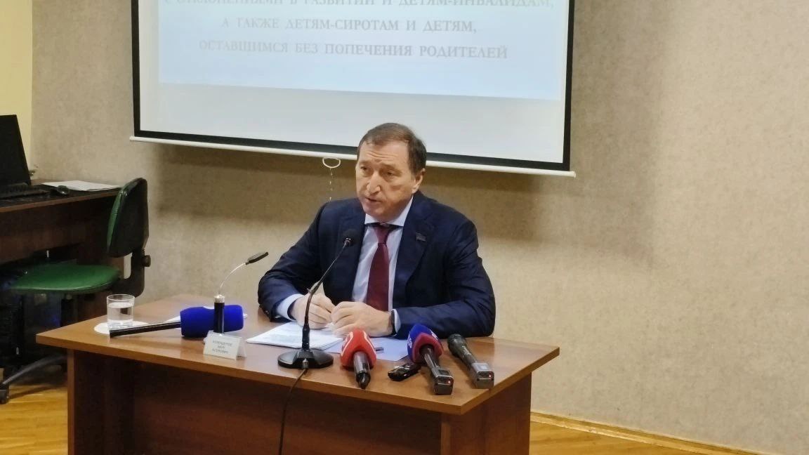 Председатель Народного Собрания РД Заур Аскендеров открыл работу Экспертного совета Спикер парламента сообщил что в работе заседания принимают участие члены Экспертного совета Правительства РД представители Отделения Социального фонда по РД социальных и общественных организаций