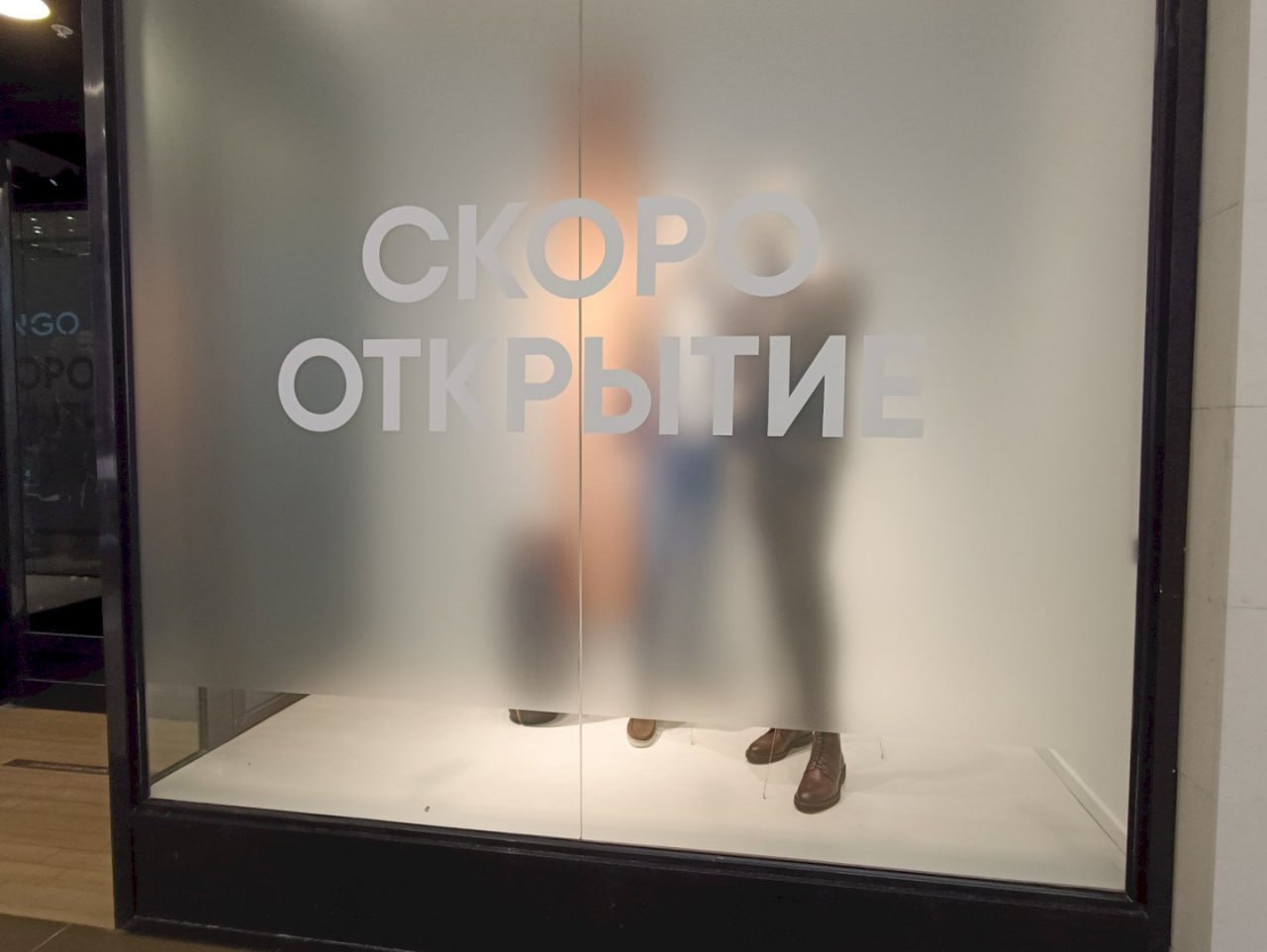 Яндекс открыл свой первый офлайн магазин бренда Muted это направление одежды от Яндекс Фабрики Похоже компания расширяет эксперименты с собственными брендами Сначала появились аксессуары Commo потом техника Tuvio теперь одежда Muted Всё это производится в Китае и продаётся под брендом Яндекса Скорее всего речь пока не о прибыли а о проверке идей и интереса аудитории Компания просто пробует разные форматы и товары чтобы понять что людям действительно нужно Жаль только что бренд назвали не напрямую Яндекс Шмотки звучало бы куда понятнее и забавнее