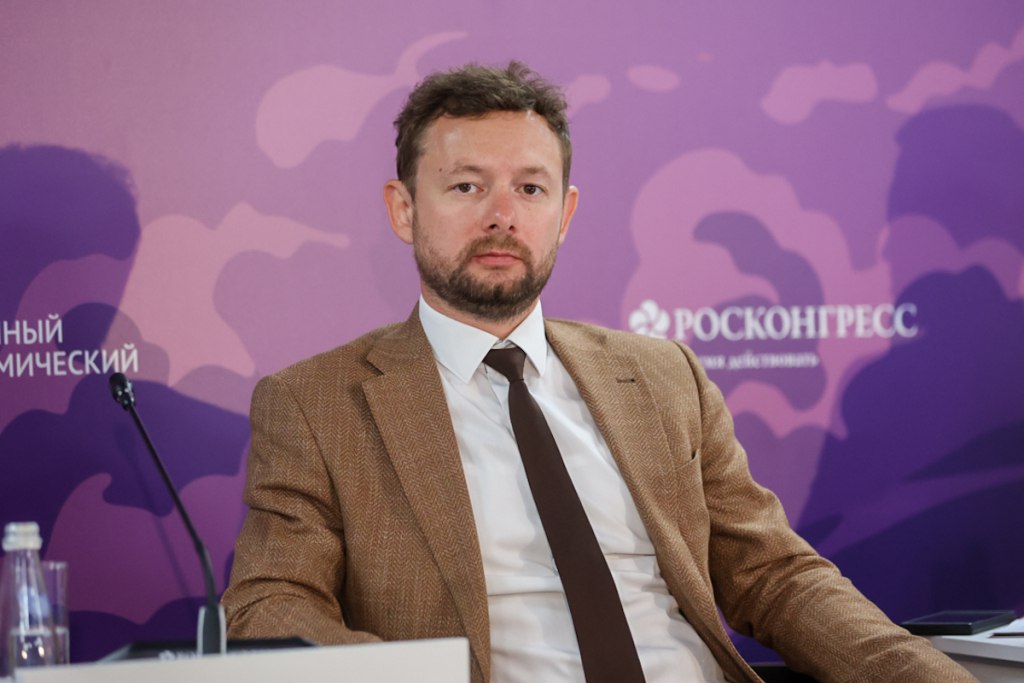 Арсений Крепский, занимавший должность первого заместителя министра туризма Приморского края, объявил о своей отставке. Соответствующее заявление он разместил в личном Telegram-канале, который ранее использовал для публикаций о туристической отрасли. В обращении Крепский отметил, что завершился трехлетний период, который он считает важным этапом своей жизни. «Безусловно, за это время произошло многое, но позитивные и значимые события преобладали над трудностями и рутиной», — подчеркнул экс-чиновник. Причины отставки в сообщении не указаны. Неизвестным остается и дальнейший профессиональный путь Крепского: ни он сам, ни пресс-служба правительства Приморского края не прокомментировали его планы на запрос издания.