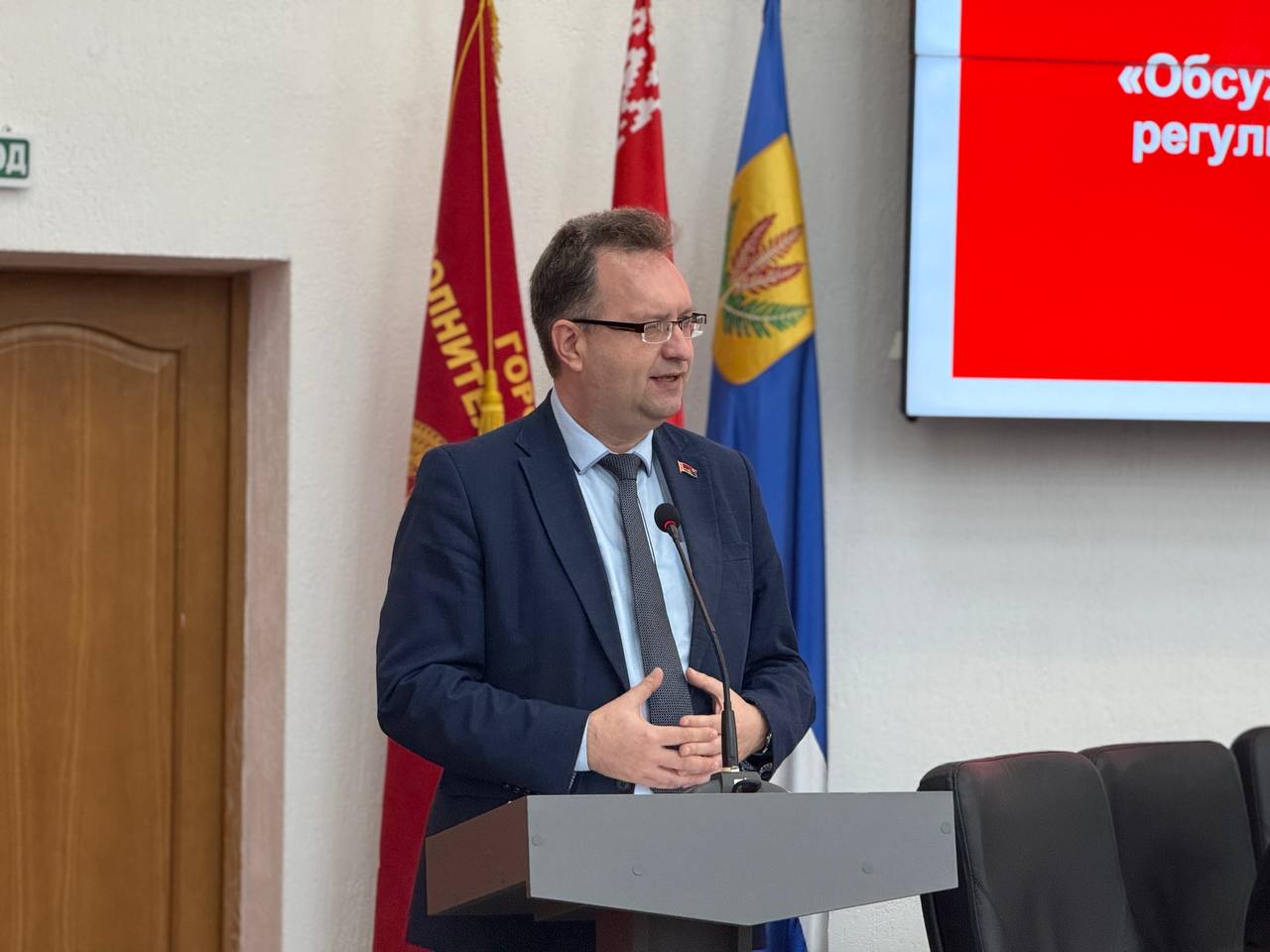 Аналитик Белорусского института стратегических исследований по Могилевской области Олег Коропов обратил внимание на практическую ценность диалога с молодежью и обозначил направления, которые сегодня волнуют исследовательское сообщество — Мы проводим масштабные исследования в молодежной среде — как среди студентов, так и работающей молодежи. Это помогает определить, куда должна двигаться государственная молодежная политика. Сегодняшняя встреча дает возможность услышать мнение о развитии волонтерства и смежных темах, — отметил он. — Молодежь в своих приоритетах все чаще указывает здоровье, семью, любовь. Но вместе с тем важно понимать, насколько значимыми становятся такие категории, как общественная польза и служение обществу. Он подчеркнул, что молодое поколение все активнее включается в творческие и социальные инициативы: — Молодежь сегодня выбирает участие в культурных проектах, сохранение исторической памяти, развитие стартапов. Это подтверждает смещение интересов в сторону реальных дел и конкретных инициатив. Политика как таковая отходит на второй план, уступая месту активности, связанной с идентичностью и историей.