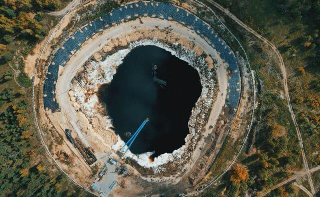 Дзержинской Черной дырой займется Росатом В Нижегородской области заявили что госкорпорацию подключают к ликвидации опасной свалки промышленных отходов 20 января замминистра экологии региона Артем Бафанов сообщил на заседании комитета регионального Законодательного собрания по экологии что сейчас идет разработка проектно сметной документации По его словам регион подключает к работе Росатом поскольку у госкорпорации есть опыт подобных проектов а параллельно власти находятся на стадии оценки проекта Черная дыра карстовая воронка куда со времен СССР свозили химические отходы завода Дзержинское оргстекло Рекультивацию начинали по поручению Дмитрия Медведева в 2011 году а в 2021 году проект термического обезвреживания приостановили из за выявленных ошибок Вокруг объекта впрочем уже сложилась репутация долгостроя с уголовным привкусом в июне 2025 года подрядчиков занимавшихся ликвидацией площадки осудили за мошенничество и назначили реальные сроки Виновными были признаны президент группы компаний Корпорация Газэнергострой Сергей Чернин экс глава ООО Институт Газэнергопроект Дмитрий Сучков и гендиректор ООО ГЭС Экотехнологии Валерий Меркулов фигурантам назначили 10 8 и 6 лет лишения свободы соответственно Тема выходила и на уровень Госдумы где депутат Александр Коган просил представителей Генеральной прокуратуры взять ситуацию под особый контроль и указывал на отсутствие ясности по срокам и статусу работ Тогда же отмечалось что мероприятия по объекту перенесены в нацпроект Экологическое благополучие а региональный госзаказчик сообщал об исследованиях состава отходов вместе с химиками МГУ для выбора оптимального метода утилизации Подписывайтесь на Экодиктатуру