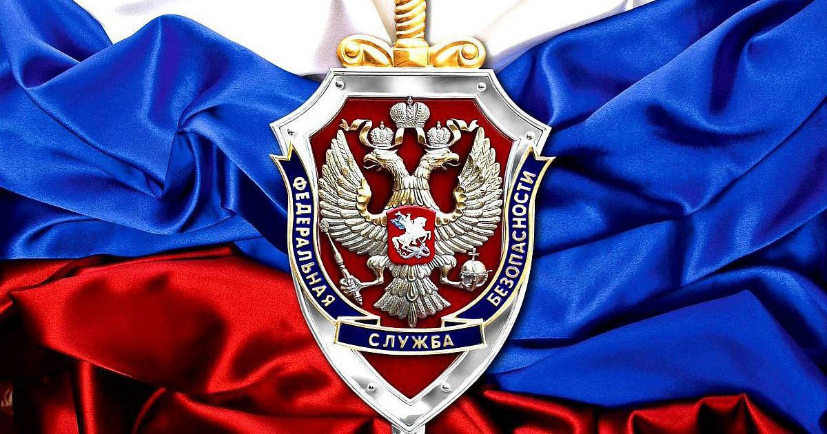 Сотрудниками УФСБ России по Ростовской области задокументирована и пресечена противоправная деятельность бывшего заместителя главы Администрации города Волгодонска по строительству и председателя комитета по градостроительству и архитектуре Администрации города Волгодонска главного архитектора связанная с превышением должностных полномочий при выдаче разрешений на ввод объектов капитального строительства в эксплуатацию на территории муниципального образования Город Волгодонск Оперативниками установлено что в декабре 2024 года коммерческая структура завершила строительство четырех объектов общественного питания в г Волгодонск на пр Курчатова в нарушение проектно сметной документации В январе 2025 года руководитель фирмы обратился в комитет по градостроительству и архитектуре Администрации города Волгодонска за муниципальной услугой Выдача разрешения на ввод объекта в эксплуатацию в отношении построенных объектов общественного питания Чиновники обладая достоверной информацией о допущенных при строительстве нарушениях проектно сметной документации приняли решение выдать коммерческой организации разрешения на ввод в эксплуатацию построенных объектов общественного питания В результате из муниципальной собственности изъят земельный участок кадастровой стоимостью 15 851 550 рублей Фирма получила право без торгов выкупить арендуемый участок площадью 2956 кв м за 4 042 145 рублей На основании переданных УФСБ России по Ростовской области результатов оперативно разыскной деятельности СО по г Волгодонск СУ СК России по Ростовской области в отношении указанных должностных лиц возбуждено уголовное дело по ч 3 ст 286 УК России Превышение должностных полномочий