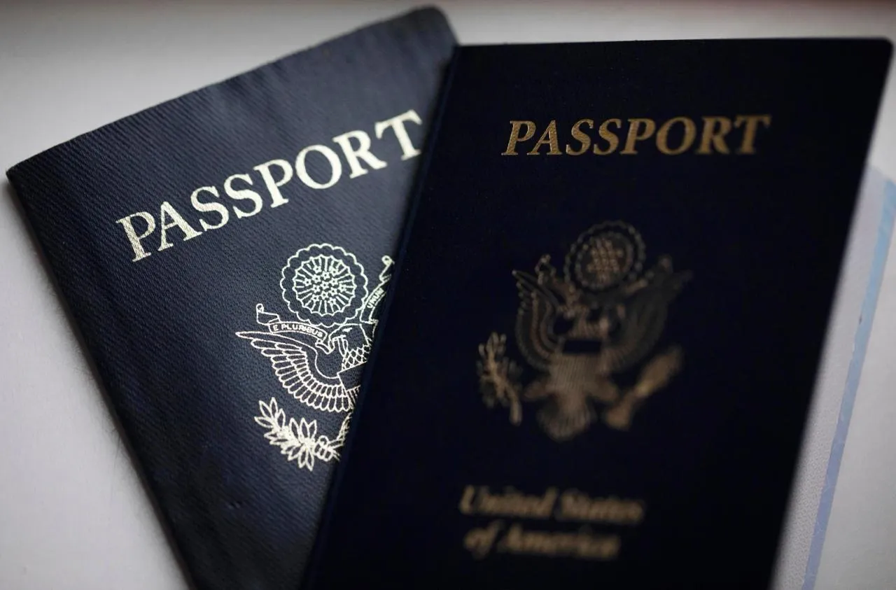 США начнут аннулировать паспорта родителей с долгами по алиментам Госдепартамент США с пятницы начнет отзывать американские паспорта у родителей с крупными долгами по алиментам сообщает AP Сначала мера затронет около 2700 человек задолжавших более 100 тыс долларов Позже ограничения начнут применять ко всем кто задолжал по алиментам больше 2500 долларов Такой порог существует в американском законе с 1996 года но раньше его почти не использовали Раньше проблемы возникали в основном при продлении паспорта Теперь власти смогут отзывать и уже действующие документы Вернуть паспорт можно будет только после погашения долга по алиментам Если паспорт аннулируют пока человек находится за границей он не сможет выехать по нему обратно в США Для возвращения придется получать временный документ в американском посольстве Подписывайтесь Телеграм ЧЕРЕДОВ Нью Йорк Youtube канал БЮРО
