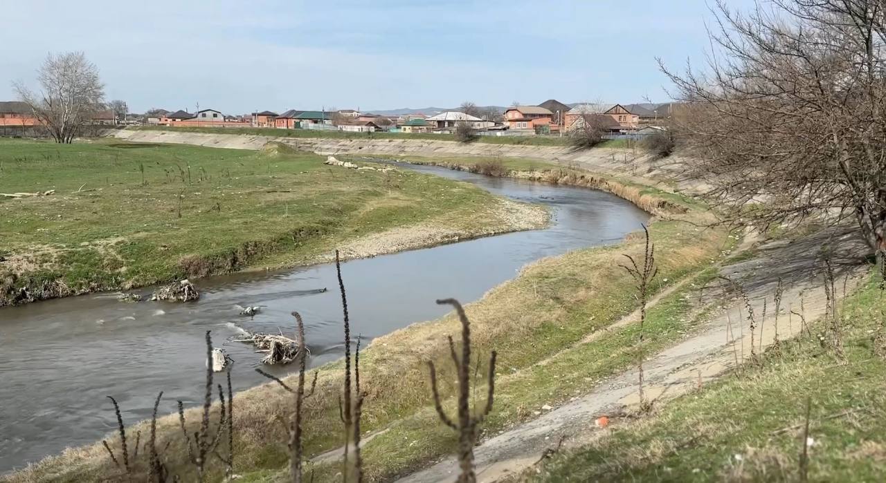 Экологические рейды в водоохранных зонах проводят в Ингушетии  По поручению руководителя субъекта Махмуд-Али Калиматова в республике стартовали масштабные проверки водоохранных зон. Об этом газету «Ингушетия» проинформировали в пресс-службе регионального Минприроды.  Цель мероприятий — выявление нарушений Водного кодекса России, включая незаконные канализационные сбросы, складирование мусора, несанкционированное строительство, размещение грунтовых отвалов вблизи водных объектов и так далее.   На днях комиссия, в состав которой вошли экологи природоохранного ведомства, представители администрации Сунжи, также сотрудники Роспотребнадзора и Росприроднадзора по Ингушетии провела первый рейд в водоохранной зоне города.   В ходе инспекции зафиксированы факты несоблюдения природоохранного законодательства. По всем нарушениям будут приняты меры в рамках действующих правовых норм.   Как отметили в министерстве, подобные проверки станут регулярными. Работа ведется в рамках усиления контроля за соблюдением экологических стандартов на всей территории региона.   ПОДПИСАТЬСЯ  ПРЕДЛОЖИТЬ НОВОСТЬ