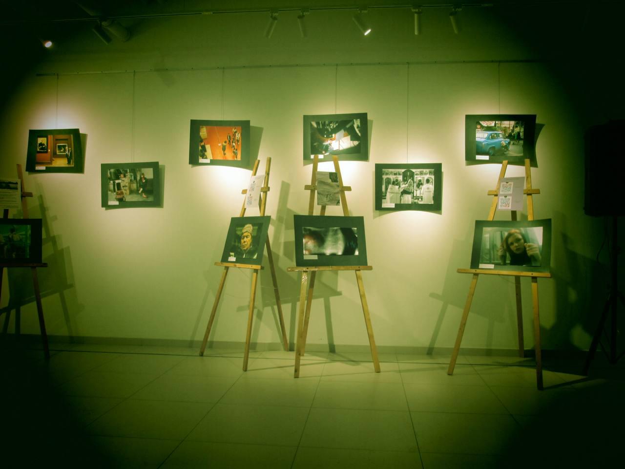 В Центре креативных индустрий открылась выставка Внутри кадра На ней представлены работы студентов студентов ВГИКа Все они посвящены теме человека Можно увидеть работы Оли Бабухиной Валентины Парфеновой Софьи Захарченко Оли Ктиторовой Александры Барнагян и Анны Ищенко Экспозиция доступна до 24 января enter rostov