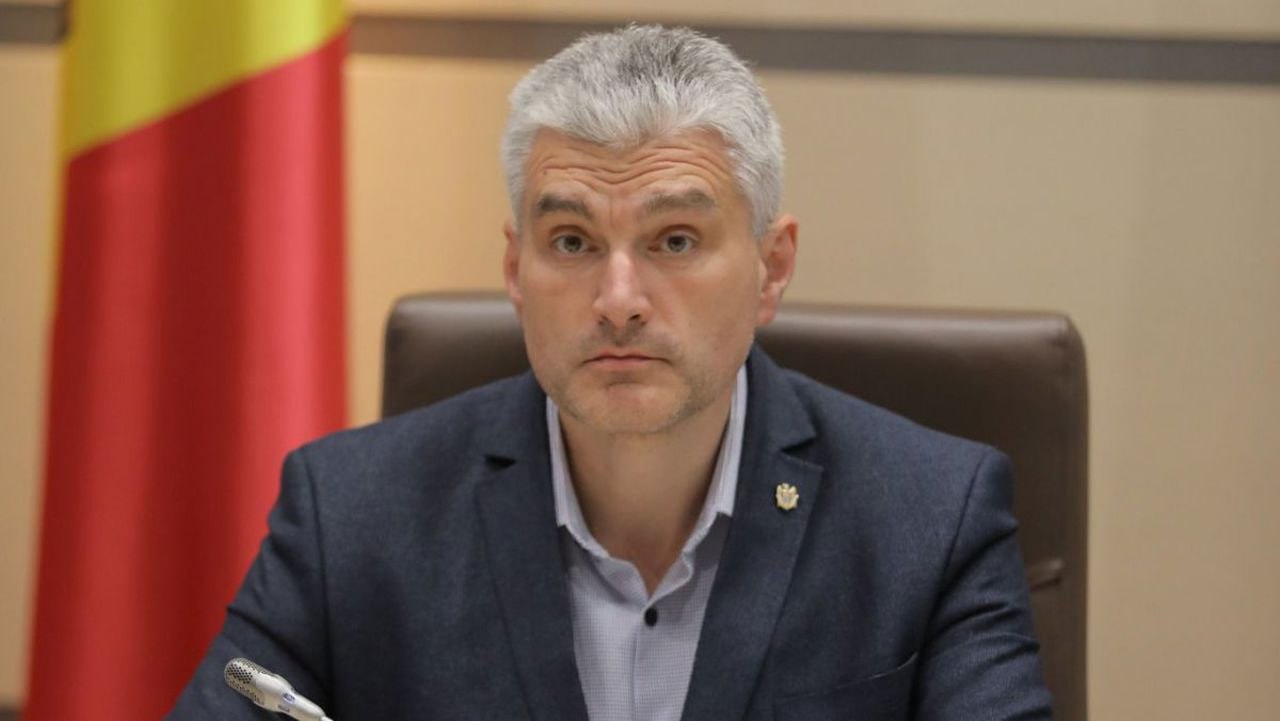 Александр Слусарь предупреждает о риске дефицита электроэнергии в Молдове с середины мая  По словам экс-депутата, средневзвешенная закупочная цена электроэнергии за апрель составила около 108 евро за мегаватт-час, что почти на 37 евро ниже цены, заложенной в действующем тарифе.   Слусарь отметил, что Energocom прилагает усилия для обеспечения стабильных и конкурентоспособных поставок, что, по его мнению, в перспективе может привести к снижению тарифов для конечных потребителей.   Держим в курсе