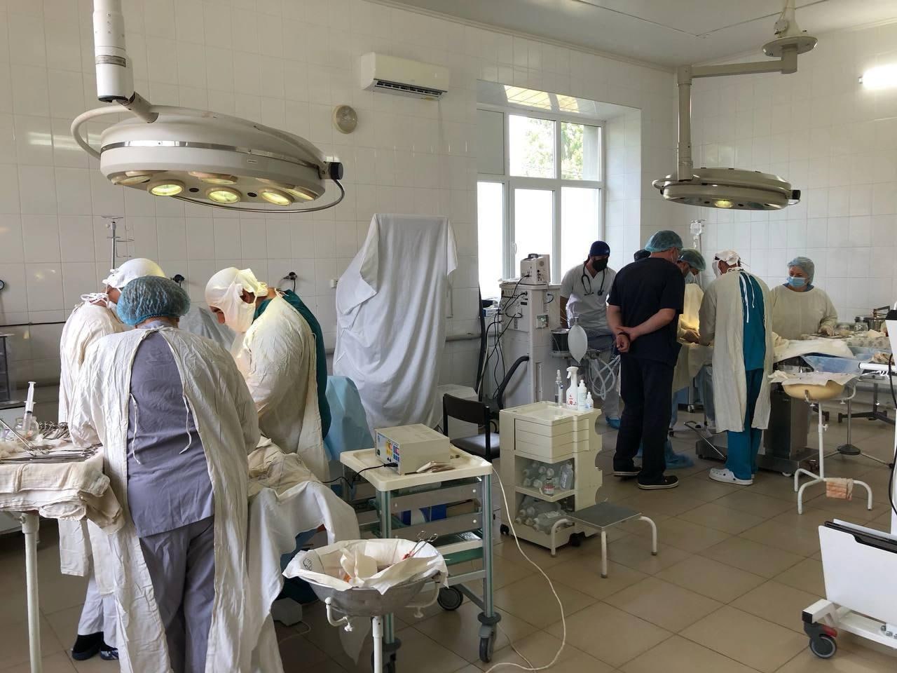 Когда врачи делают невозможное Из Алёшковского района, с. Виноградово, после атаки дронов в приёмный покой Скадовской ЦРБ был доставлен пациент в крайне тяжёлом состоянии — практически в состоянии клинической смерти. Диагноз при поступлении: множественные оскольчатые ранения головного мозга ранение брюшной полости с размозжением печени массивное внутрибрюшное кровотечение Благодаря слаженной и профессиональной работе реанимационной и хирургической служб удалось выполнить сложнейшие операции: трепанация черепа с удалением инородных тел, ушивание размозжённых ран печени и остановка внутреннего кровотечения. Уже на следующее утро пациент пришёл в сознание, самостоятельно передвигается и готовится к выписке. С каждым днём перед командой Скадовской ЦРБ стоят всё более сложные вызовы — и с каждым из них наши врачи успешно справляются. #Здравоохранение